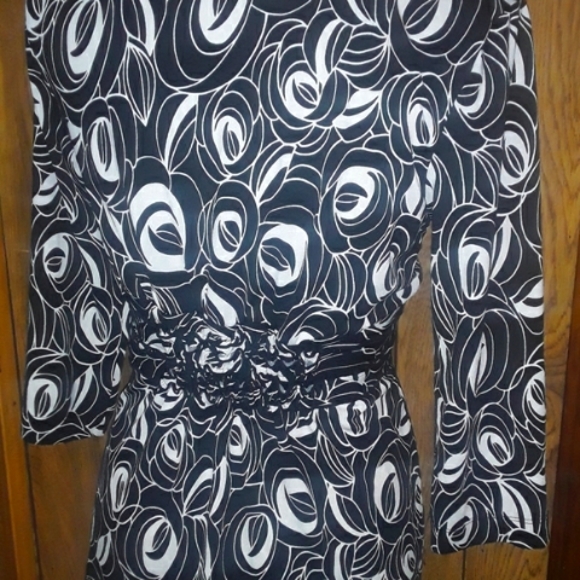 Womans Size Small Black & White Waist Stretch Longsleeve V Neck Blouse Top - Picture 5 of 5